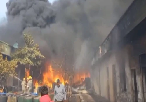 Massive fire kills 8 in Ghaziabad, creates chaos